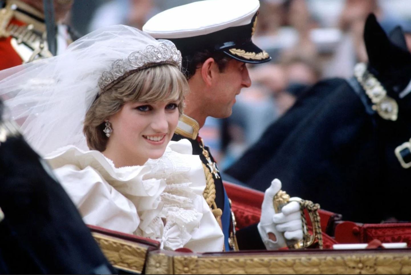 Принцесса уэльская пропала. Свадьба принцессы Дианы и принца Чарльза. Свадебное платье Дианы Спенсер. Свадьба леди ди и принца Чарльза.